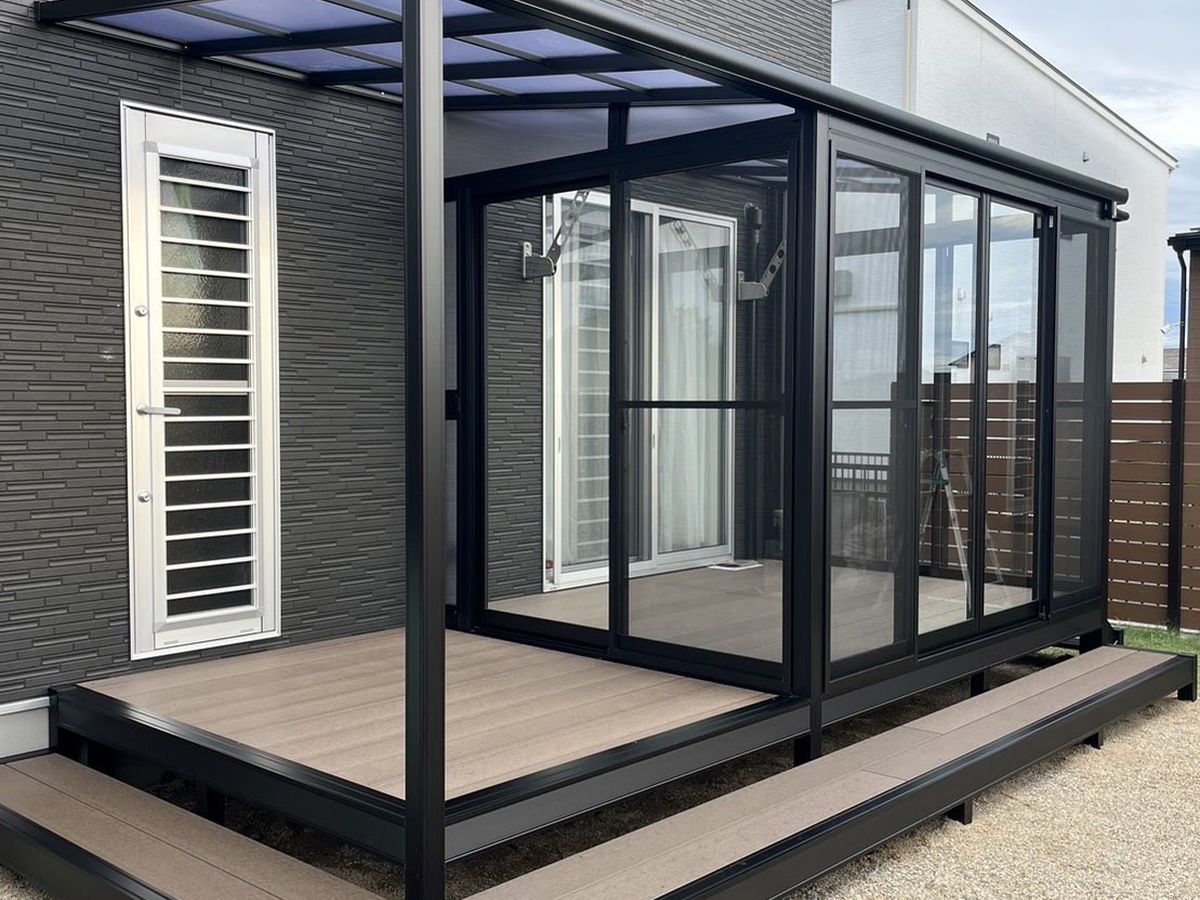 Dek rumah dan sunroom berdinding kaca