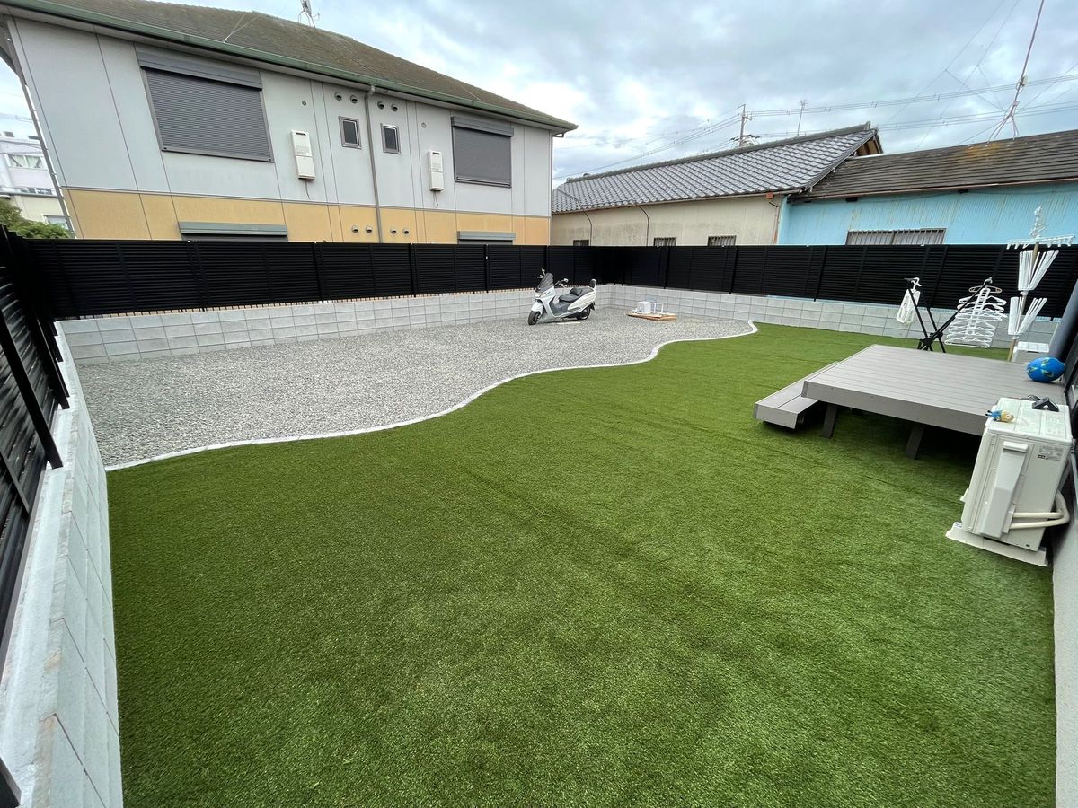 Rumput sintetis yang dipasang di halaman rumah